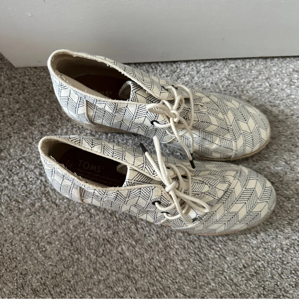 TOMS Desert Chevron Cream Blue Espadrilles Lace-Up Ankle Wedges Women’s Size 9